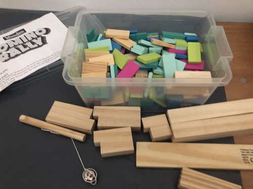 Domino rally bricks ref 03 - rally, ref:03